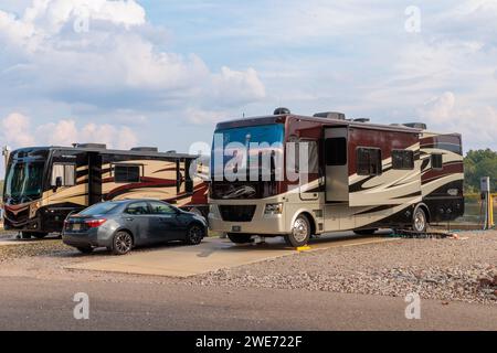 Tiffin Allegro Open Road camper nel campeggio sul fiume Tennessee al Botel Campground di Savanah, Tennessee Foto Stock