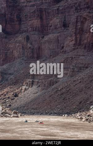 Kayak sul fiume Colorado a Cataract Canyon, Utah. Foto Stock