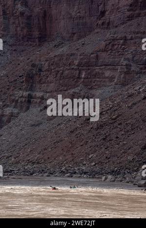 Kayak sul fiume Colorado a Cataract Canyon, Utah. Foto Stock