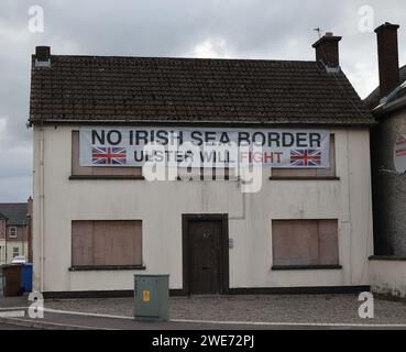 Opposizione al confine con il Mare d'Irlanda del Nord. Bandiera sindacalista dell'opposizione lealista al confine con il Mare d'Irlanda e protocollo post-Brexit dell'Irlanda del Nord Foto Stock