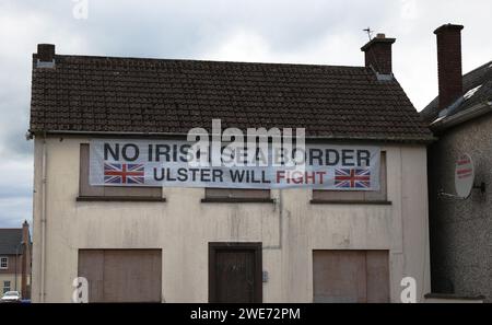 Opposizione al confine con il Mare d'Irlanda del Nord. Bandiera sindacalista dell'opposizione lealista al confine con il Mare d'Irlanda e protocollo post-Brexit dell'Irlanda del Nord Foto Stock