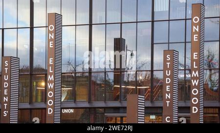 Edificio moderno esterno della Queen's University Belfast Students Union e Student Centre One Elmwood Belfast. Foto Stock