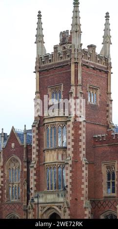 Belfast Architecture, la torre del Lanyon Building alla Queen's University, Belfast, Irlanda del Nord. Foto Stock