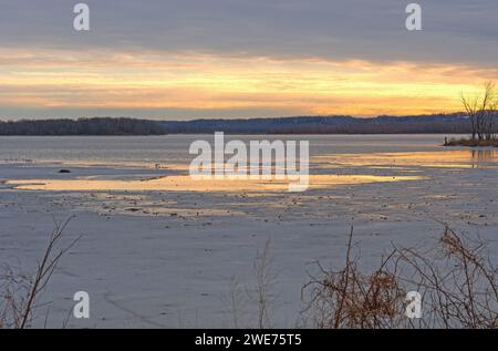Acqua ghiacciata al tramonto sul fiume Mississippi sul lago Spring vicino a Savanna, Illinois Foto Stock