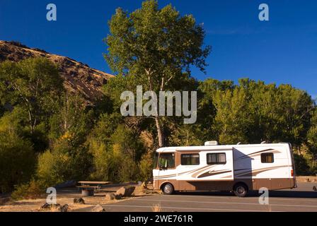 Camper, autostrada panoramica e ricreativa del Canyon del fiume Yakima, Washington Foto Stock