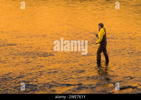 Pesca sul fiume Yakima, sull'autostrada panoramica e ricreativa del Canyon del fiume Yakima, Washington Foto Stock