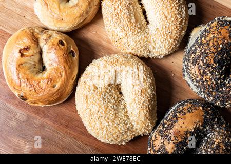 Primo piano dettagliato di bagel appena sfornati, abbondantemente ricoperti di semi di cereali interi. Foto Stock