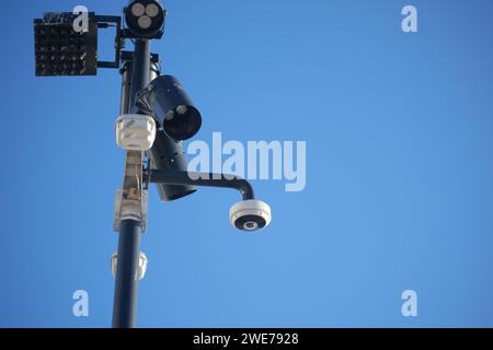 Primo piano della telecamera di sicurezza sulla strada. Foto Stock