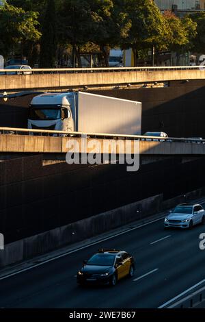 Vista sopraelevata di un'autostrada al tramonto nell'area metropolitana di Barcellona in Spagna Foto Stock