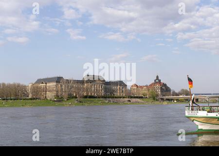 Dresden Koenigsufer a Dresda con il distretto governativo Foto Stock