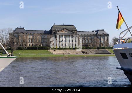 Dresden Koenigsufer a Dresda con il distretto governativo del MINISTERO DELLE FINANZE DELLA SASSONIA Foto Stock