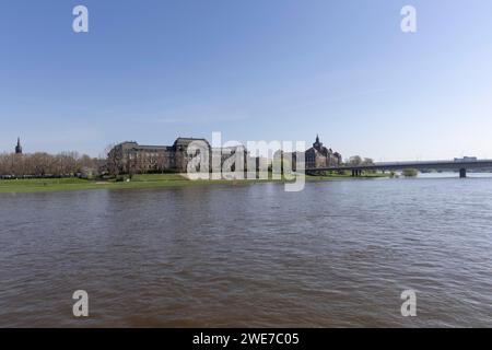 Dresden Koenigsufer a Dresda con il distretto governativo del MINISTERO DELLE FINANZE DELLA SASSONIA Foto Stock