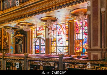 Sharm el Sheikh, Egitto - 19 dicembre 2023: Chiesa copta all'interno della Cattedrale Celeste a Sharm El-Sheikh, Egitto. La Heavenly Cathedral Coptic Ort Foto Stock