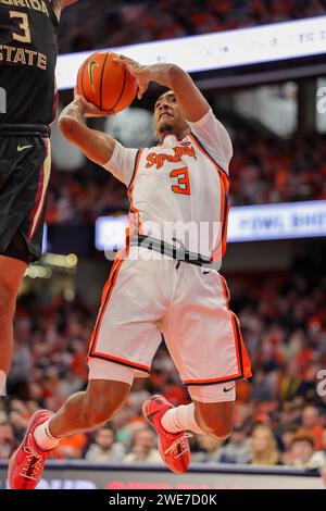 Syracuse, New York, USA. 23 gennaio 2024. Durante la partita di pallacanestro della conferenza ACC tra la Syracuse University e la Florida State University, la guardia di Syracuse JUDAH MIINTZ (3) realizza un tiro fuori equilibrio durante la prima metà della partita tenutasi al JMA Wireless Dome nel campus della Syracuse University. (Immagine di credito: © Scott Rausenberger/ZUMA Press Wire) SOLO USO EDITORIALE! Non per USO commerciale! Foto Stock