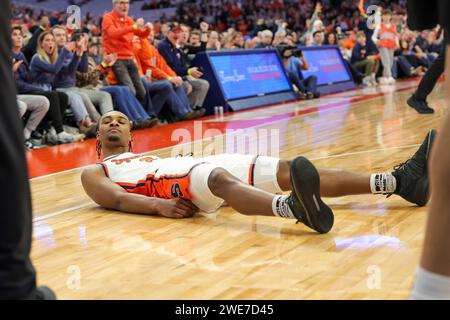 Syracuse, New York, USA. 23 gennaio 2024. Durante la partita di pallacanestro della conferenza ACC tra la Syracuse University e la Florida State University, la guardia di Syracuse J.J. STARLING (2) reagisce ad essere stata fregata durante la prima metà della partita tenutasi al JMA Wireless Dome nel campus della Syracuse University. (Immagine di credito: © Scott Rausenberger/ZUMA Press Wire) SOLO USO EDITORIALE! Non per USO commerciale! Foto Stock