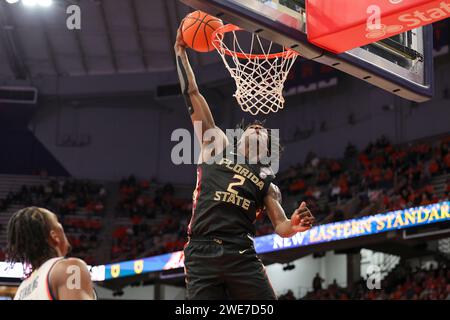 Syracuse, New York, USA. 23 gennaio 2024. Durante la partita di pallacanestro della conferenza ACC tra la Syracuse University e la Florida State University, l'attaccante dello stato della Florida JAMIR WATKINS (2) dona il pallone durante la seconda metà della partita tenutasi al JMA Wireless Dome nel campus della Syracuse University. (Immagine di credito: © Scott Rausenberger/ZUMA Press Wire) SOLO USO EDITORIALE! Non per USO commerciale! Foto Stock