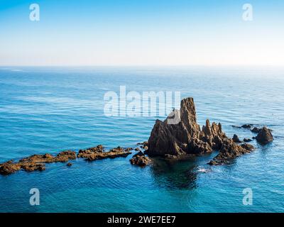 Splendido paesaggio del Capo Gata con formazioni rocciose in acqua al tramonto, Almeria, Andalusia, Spagna Foto Stock