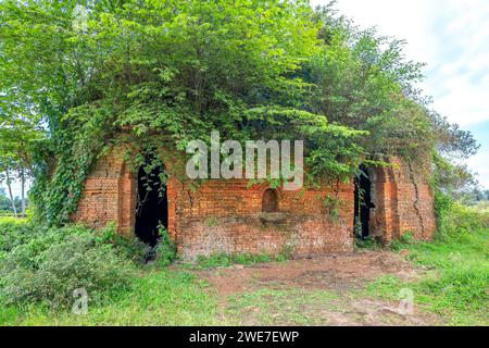 Forni di mattoni abbandonati a Phu Son, Cho Lach, Ben tre, Vietnam. Questo posto era usato per commerciare mattoni da forno fatti a mano vicino al fiume Mekong in Vietnam Foto Stock