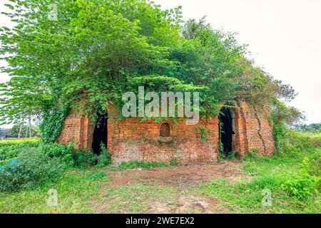 Forni di mattoni abbandonati a Phu Son, Cho Lach, Ben tre, Vietnam. Questo posto era usato per commerciare mattoni da forno fatti a mano vicino al fiume Mekong in Vietnam Foto Stock
