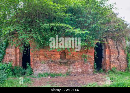 Forni di mattoni abbandonati a Phu Son, Cho Lach, Ben tre, Vietnam. Questo posto era usato per commerciare mattoni da forno fatti a mano vicino al fiume Mekong in Vietnam Foto Stock