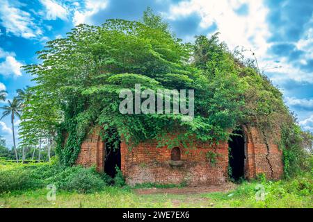 Forni di mattoni abbandonati a Phu Son, Cho Lach, Ben tre, Vietnam. Questo posto era usato per commerciare mattoni da forno fatti a mano vicino al fiume Mekong in Vietnam Foto Stock