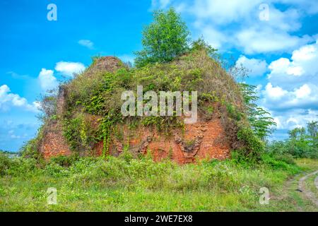 Forni di mattoni abbandonati a Phu Son, Cho Lach, Ben tre, Vietnam. Questo posto era usato per commerciare mattoni da forno fatti a mano vicino al fiume Mekong in Vietnam Foto Stock