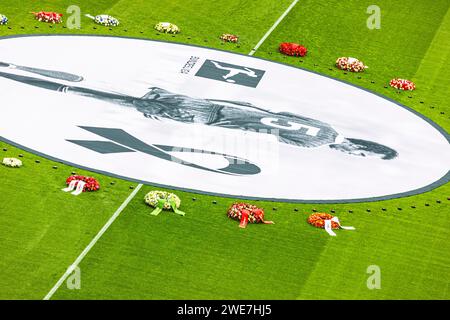 Striscione con Franz Beckenbauer e corone di fiori, servizio funebre del Bayern Monaco per Franz Beckenbauer, Allianz Arena, Froettmaning, Monaco Foto Stock