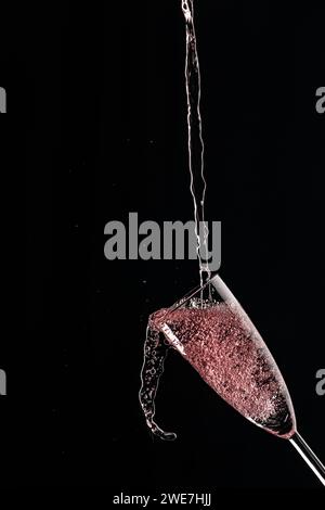 Traboccante coppa di champagne Foto stock - Alamy