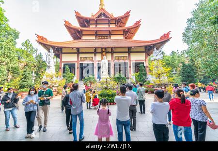 Primavera vivace atmosfera al tempio di pregare con i pellegrini per la pace come questo incenso etnico tradizioni Capodanno a ho Chi Minh City, Vietnam Foto Stock