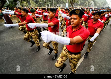 Kolkata, India. 22 gennaio 2024. Contingente militare della polizia di Calcutta durante la prova finale dell'abito per la Festa della Repubblica. L'India celebra la Festa della Repubblica il 26 gennaio di ogni anno, per celebrare questo evento: Esercito indiano, forza di sicurezza industriale centrale, polizia di Calcutta, difesa civile, polizia stradale di Calcutta, Marina indiana, e il National Cadet Corps prese parte alla Final Day Dress Rehearsal a Red Road a Calcutta, in India. Credito: SOPA Images Limited/Alamy Live News Foto Stock