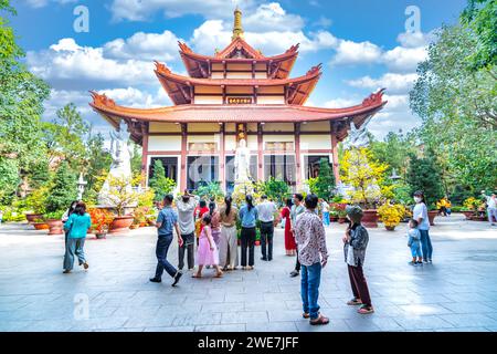 Primavera vivace atmosfera al tempio di pregare con i pellegrini per la pace come questo incenso etnico tradizioni Capodanno a ho Chi Minh City, Vietnam Foto Stock