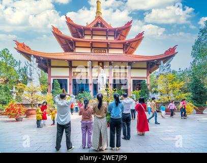 Primavera vivace atmosfera al tempio di pregare con i pellegrini per la pace come questo incenso etnico tradizioni Capodanno a ho Chi Minh City, Vietnam Foto Stock