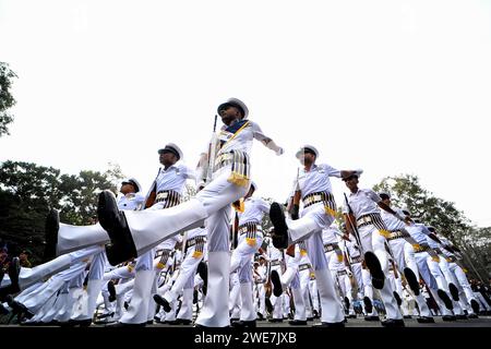 Kolkata, India. 22 gennaio 2024. Esercitazione del contingente della Marina indiana durante la prova finale dell'abito per la Festa della Repubblica. L'India celebra la Festa della Repubblica il 26 gennaio di ogni anno, per celebrare questo evento: Esercito indiano, forza di sicurezza industriale centrale, polizia di Calcutta, difesa civile, polizia stradale di Calcutta, Marina indiana, e il National Cadet Corps prese parte alla Final Day Dress Rehearsal a Red Road a Calcutta, in India. (Foto di Avishek Das/SOPA Images/Sipa USA) credito: SIPA USA/Alamy Live News Foto Stock