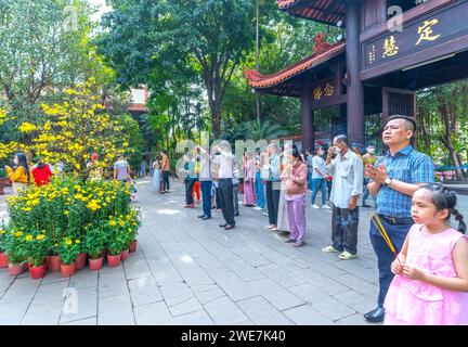 Primavera vivace atmosfera al tempio di pregare con i pellegrini per la pace come questo incenso etnico tradizioni Capodanno a ho Chi Minh City, Vietnam Foto Stock