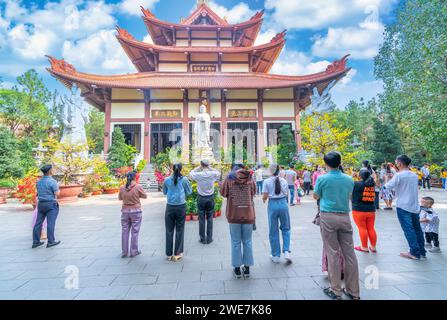 Primavera vivace atmosfera al tempio di pregare con i pellegrini per la pace come questo incenso etnico tradizioni Capodanno a ho Chi Minh City, Vietnam Foto Stock