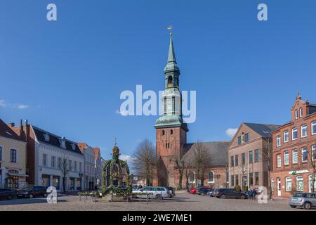 Piazza del mercato con fontana pasquale e chiesa di San Lorenzo, Toenning, Frisia settentrionale, Schleswig-Holstein Foto Stock
