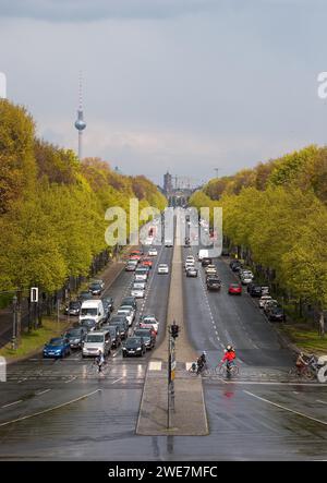 Vista sulla trafficata Berliner Strasse, Strasse des 17. Juni, strade federali B 2 e B 5, avenue, vista dalla Grosser Stern (colonna della Vittoria) ad est Foto Stock