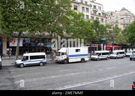 Operazione di polizia Place Pigalle Parigi Francia Foto Stock