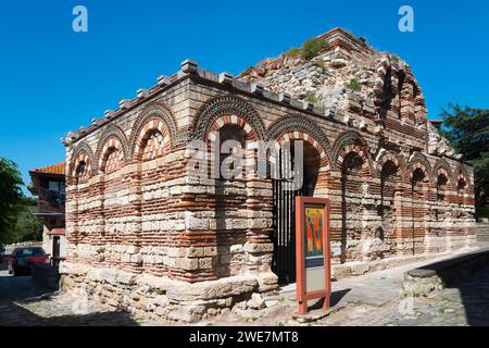 Rovine storiche della chiesa fatte di mattoni rossi sotto un cielo azzurro, Chiesa dei Santi Arcangeli Michele e Gabriele, Mar Nero, Nesebar, Nessebar Foto Stock