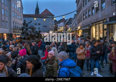 Turisti in viaggio verso il mercatino di Natale di Norimberga, la Franconia media, la Baviera, la Germania Foto Stock