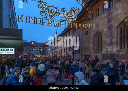 Turisti al mercatino di Natale per bambini di Norimberga, Norimberga, Franconia media, Baviera, Germania Foto Stock