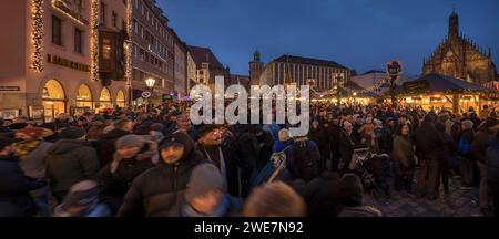 I visitatori del mercatino di Natale di Norimberga il sabato sera, Norimberga, Franconia media, Baviera, Germania Foto Stock