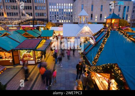 Mercatino di Natale a Kennedyplatz, Blue Hour, città di Essen, zona della Ruhr, Renania settentrionale-Vestfalia, Germania Foto Stock