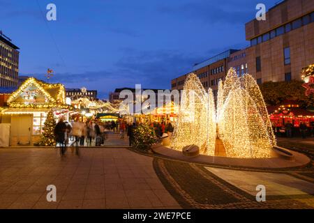Mercatino di Natale a Kennedyplatz, Blue Hour, città di Essen, zona della Ruhr, Renania settentrionale-Vestfalia, Germania Foto Stock