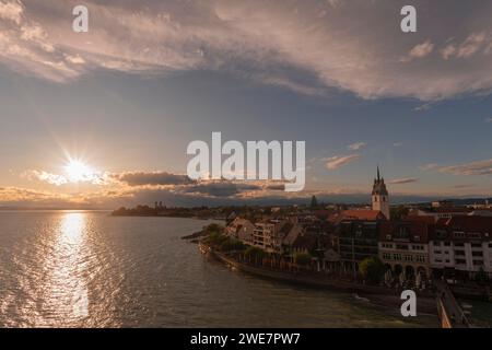 Paesaggio urbano, passeggiata sul lungomare, torre della chiesa, luce notturna, riflessi d'acqua, Friedrichshafen sul Lago di Costanza Baden-Wuerttemberg, Germania Foto Stock