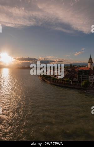 Paesaggio urbano, passeggiata sul lungomare, torre della chiesa, luce notturna, riflessi d'acqua, Friedrichshafen sul Lago di Costanza Baden-Wuerttemberg, Germania Foto Stock