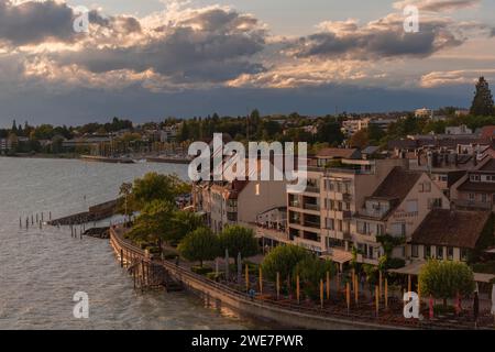 Paesaggio urbano, lungomare, porticciolo, luce notturna, Friedrichshafen sul Lago di Costanza Baden-Wuerttemberg, Germania Foto Stock