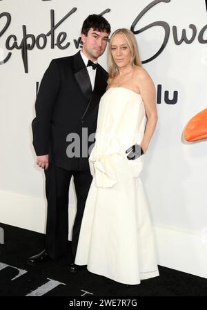 New York City, USA. 23 gennaio 2024. Chloe Sevigny e il marito Sinisa Mackovic hanno partecipato al feud di FX 'Capote VS. The Swans' New York Premiere tenutosi al Museum of Modern Art il 23 gennaio 2024 a New York City, NY © Steven Bergman/AFF-USA.COM Credit: AFF/Alamy Live News Foto Stock
