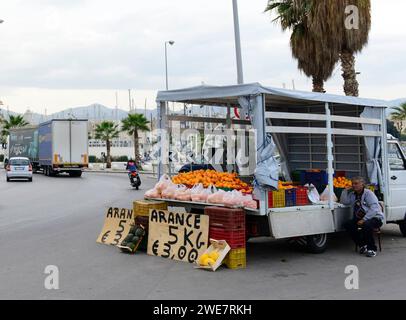 Un venditore di arancio fuori porta felice a Palermo, Sicilia, Italia. Foto Stock
