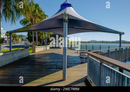 Passerella lungo il fiume Pioneer e il Forgan Bridge a Mackay, queensland, australia Foto Stock